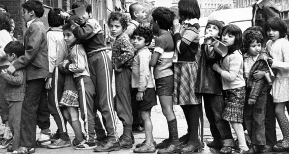Wolfgang Krolow - Kinder am Eisstand, schwarz-weiß Fotografie