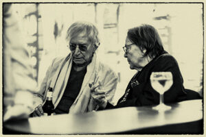 SW Foto: Eckhard Siepmann, Gert Möbius, sitzend ins Gespräch vertieft, Foto: John Colton, Sabine Drwenzki 
