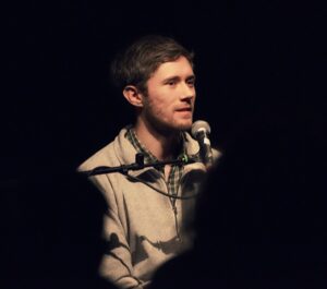 Farbfoto: Henning Jeschke im Gespräch
